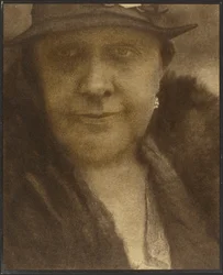 [Retrato de mujer con pendiente de diamante]