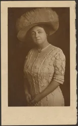[Retrato de una mujer con un elaborado sombrero de tul]