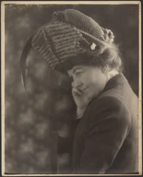 [Retrato de mujer con sombrero de plumas]