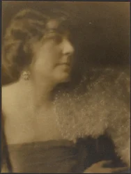 Retrato de una mujer con flores