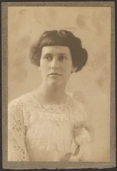 [Retrato de mujer con flores en el vestido]