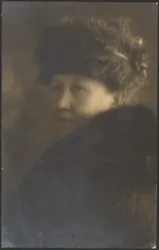 [Retrato de una mujer con estola de piel]
