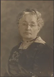 [Retrato de una mujer con gafas]