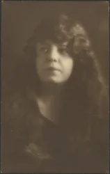 [Retrato de una mujer con el pelo suelto]