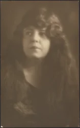 [Retrato de una mujer con el pelo suelto]