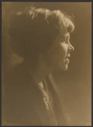 [Retrato de una mujer con el pelo suelto en un moño]