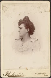 [Retrato de mujer con moño alto]