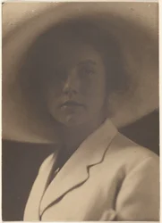 [Retrato de una mujer con un gran sombrero de paja]
