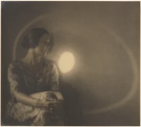 [Retrato de una mujer con destello de luz y anillo]