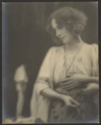 [Retrato de mujer con mangas sueltas]