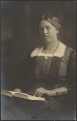[Retrato de una mujer con un libro abierto]