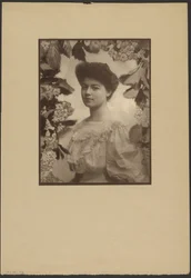 [Retrato de mujer con borde floral pintado]