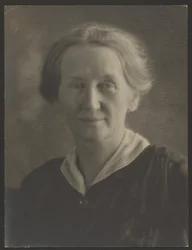 [Retrato de una mujer con un broche de perlas]