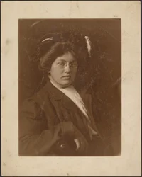 [Retrato de una mujer con pince-nez]