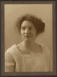 Retrato de una mujer con blusa plisada