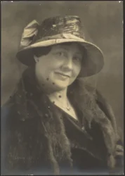 [Retrato de una mujer con velo de lunares]