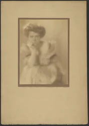 [Retrato de una mujer con tupé]