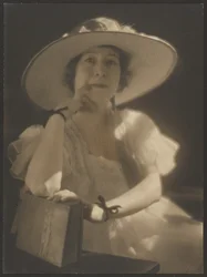 [Retrato de una mujer con cintas en las muñecas]