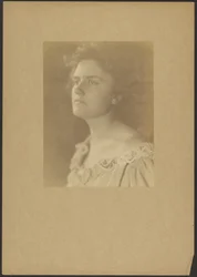 [Retrato de una mujer con cuello con volantes]