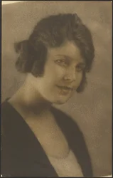 [Retrato de una mujer con el pelo corto]