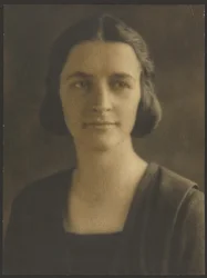 [Retrato de una mujer con chaqueta a rayas]