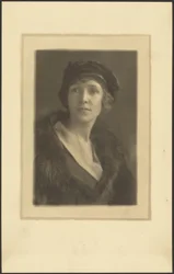 [Retrato de una mujer con sombrero de terciopelo]