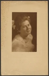 [Retrato de mujer con cinta blanca en el pelo]
