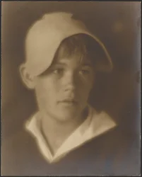 [Retrato de un niño con gorra]