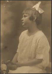[Retrato de una joven con flores en el regazo]
