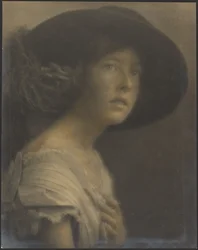 [Retrato de una joven con sombrero negro]