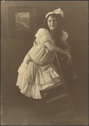 [Retrato de una mujer joven con una silla]