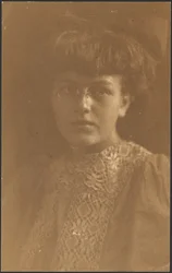 Retrato de una joven con gafas