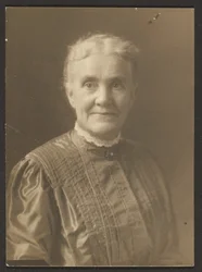 [Retrato de una mujer mayor con cuello de encaje]
