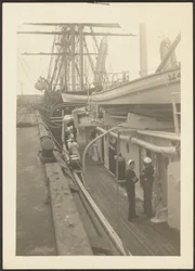 [Cubierta de barco con marineros]