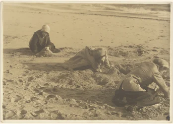[Tres niñas haciendo castillos de arena en invierno]