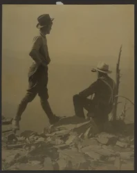 [Dos hombres mirando a lo lejos (posiblemente el pico Old Baldy)]