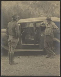 [Dos hombres delante de un coche]