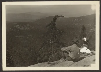 [Dos hombres en la ladera de la montaña]
