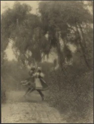 Dos mujeres bailando en el bosque