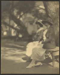 [Dos mujeres sentadas en un banco]