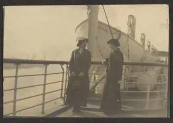 [Dos mujeres en un muelle]