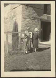 [Dos mujeres ante el edificio]