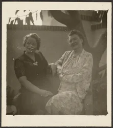 [Dos mujeres en el jardín]