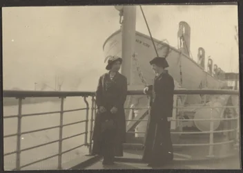 [Dos mujeres en un muelle]