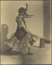 [Mujer bailando con traje típico español]