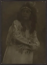 [Mujer vestida como nativa americana]