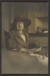 [Mujer con carta en la mano]