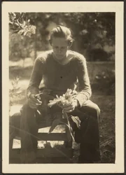 [Mujer sosteniendo girasoles]
