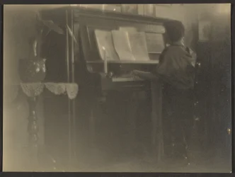 [Mujer tocando el piano]