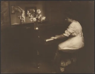 [Mujer tocando el piano]